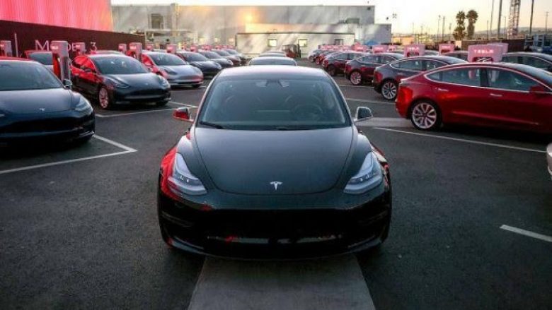 Dhjetëra mijëra blerës heqin dorë nga Tesla 3 për këtë arsye