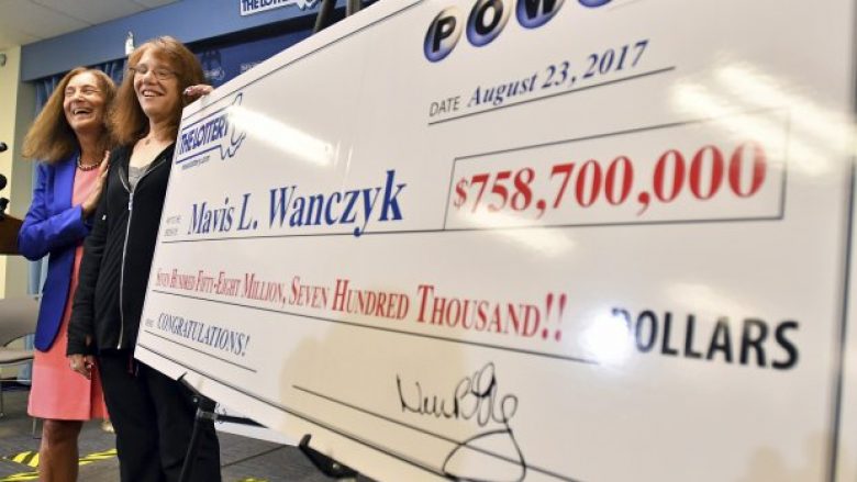 Gruaja e cila ka fituar 758 milionë dollarë në lotarinë amerikane, jep dorëheqje nga puna në spital (Foto)