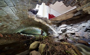 Eksploruesi i rrugëve nëntokësore mbeti i habitur kur gjeti një tunel unik nën dhomën e një shtëpie, dyshemeja e të cilës u shemb (Foto/Video)