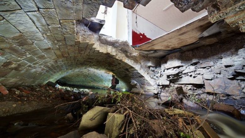 Eksploruesi i rrugëve nëntokësore mbeti i habitur kur gjeti një tunel unik nën dhomën e një shtëpie, dyshemeja e të cilës u shemb (Foto/Video)