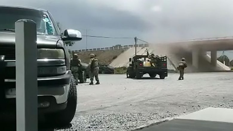 Lufta për territor: Momenti kur ushtria meksikane dhe kartelët e drogës shkëmbejnë zjarr në qytet (Video)