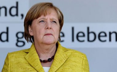 Merkel mbron vendimin e saj për refugjatët