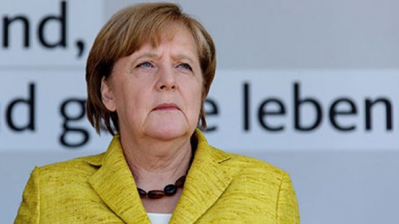 Merkel mbron vendimin e saj për refugjatët