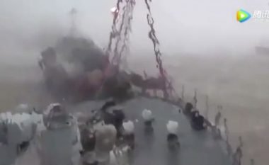 Momenti kur luftanija kineze për pak centimetra nuk përplaset me anijen e peshkimit (Video)