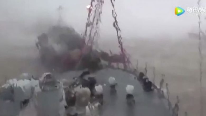 Momenti kur luftanija kineze për pak centimetra nuk përplaset me anijen e peshkimit (Video)