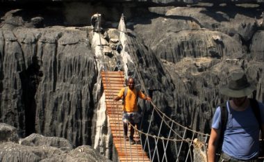 “Parku i thikave”: Askush nuk ka mundur të ecë deri në fund këmbëzbathur, rrezikohen nga shkëmbinjtë e mprehtë (Foto/Video)