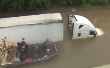 Gazetarja ia shpëton jetën shoferit të kamionit që ishte mbuluar nga uji derisa po raportonte drejtpërdrejtë (Video)
