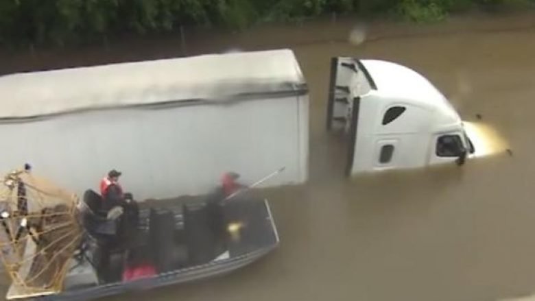 Gazetarja ia shpëton jetën shoferit të kamionit që ishte mbuluar nga uji derisa po raportonte drejtpërdrejtë (Video)