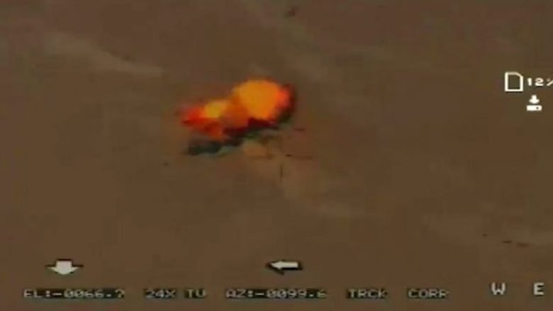 Dronët iranian i bëjnë shkrumb e hi disa militantë të ISIS-it, që ishin brenda veturave të blinduara (Video, +18)