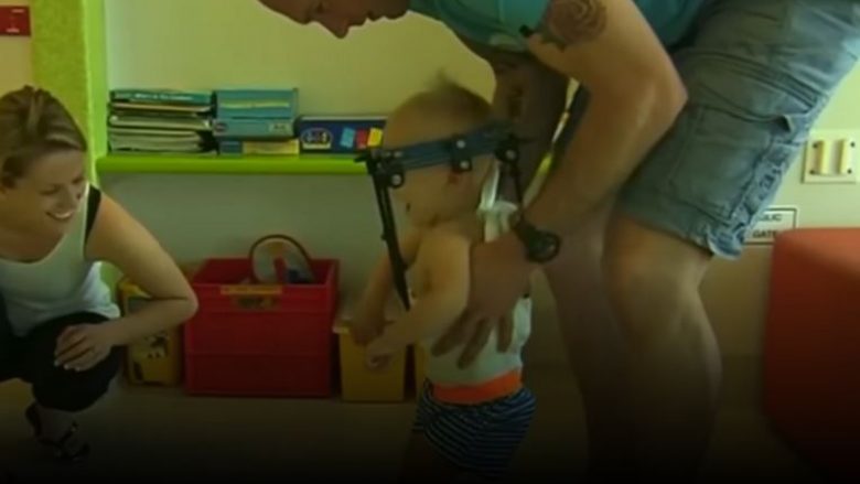 “I pritet koka” në një aksident, mjekët i ngjesin kokën fëmijës 16 muajshe (Video)