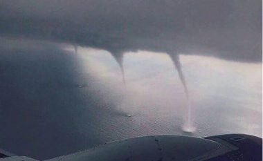 Panik teksa aeroplani detyrohet të kalojë mes tornadove (Foto/Video)