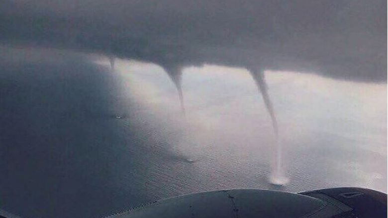 Panik teksa aeroplani detyrohet të kalojë mes tornadove (Foto/Video)