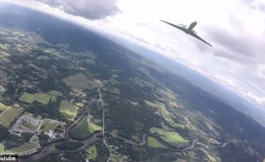 Mësohet e vërteta e videos në të cilën shfaqet parashutisti duke fluturuar i cili për pak sa nuk përplaset me një aeroplan (Video)