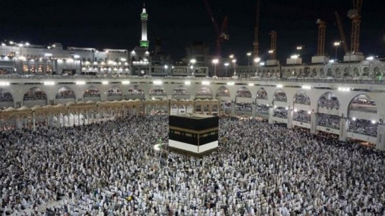 Për miliarda kureshtarë në botë, shikoni çfarë ka brenda Qabesë në Mekë (Foto)