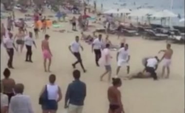 Rrahje masive mes pjesëtarëve të sigurimit të lokalit dhe disa pushuesve (Video, +18)