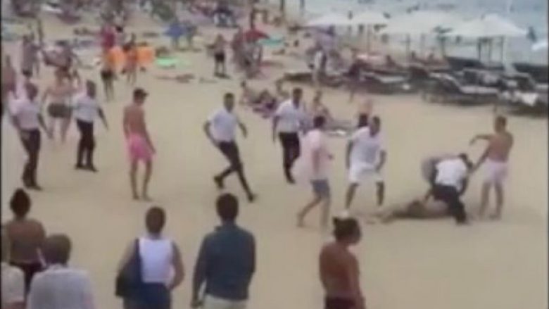 Rrahje masive mes pjesëtarëve të sigurimit të lokalit dhe disa pushuesve (Video, +18)