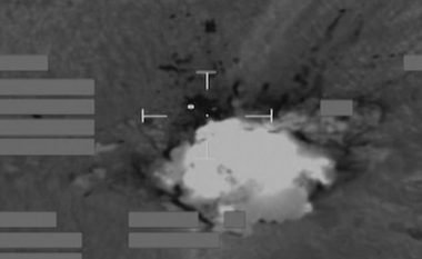 Momenti kur forcat ajrore britanike hedhin në erë kamionin, që po transportonte armë dhe militantët të ISIS-it (Video)