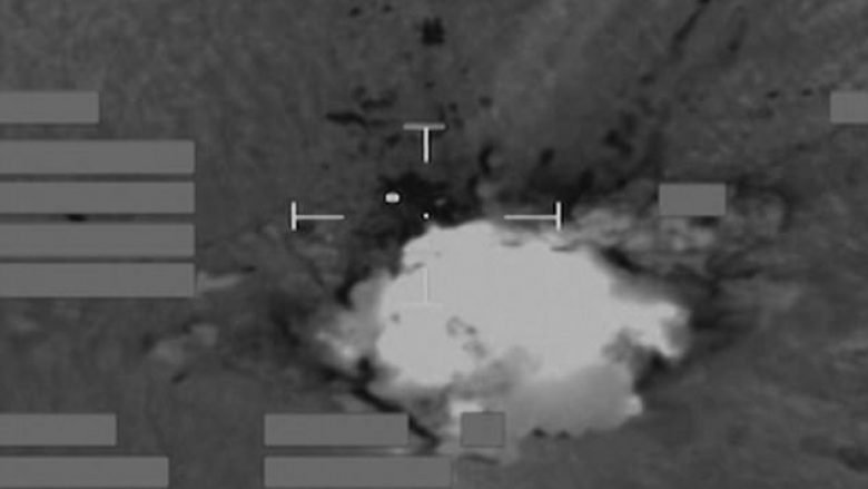 Momenti kur forcat ajrore britanike hedhin në erë kamionin, që po transportonte armë dhe militantët të ISIS-it (Video)