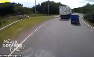 Kamioni zë poshtë dhe shtyp plotësisht furgonin, shoferi shpëton pa ndonjë lëndim serioz (Video)