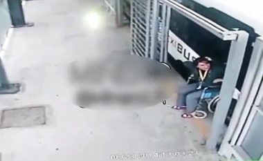 I ngec karroca në dyert e autobusit, gruaja me “nevoja të veçanta” ngritët në këmbë dhe fillon të ecë kur e kupton që po i rrezikohet jeta (Video)