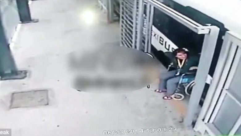 I ngec karroca në dyert e autobusit, gruaja me “nevoja të veçanta” ngritët në këmbë dhe fillon të ecë kur e kupton që po i rrezikohet jeta (Video)