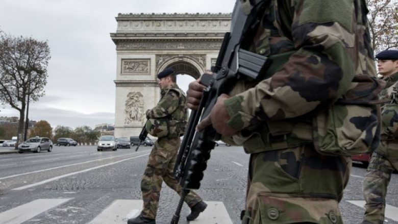 Panik në Paris, vetura përplas gjashtë ushtarë francezë