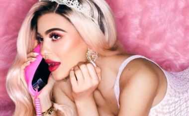 Kylie Jenner shkëlqen në kostumin e bardhë, me tiara në kokë dhe e shtrirë në qilim ngjyrë rozë (Foto)