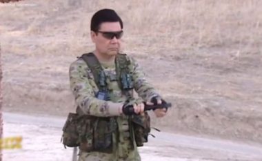 Harroni filmat e Rambos: Presidenti i Turkmenistanit gjuan me revole, pushkë automatike e thika (Video)