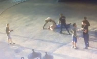 Kampioni i botës në peshëngritje rrahet për vdekje në qendër të qytetit (Video, +18)