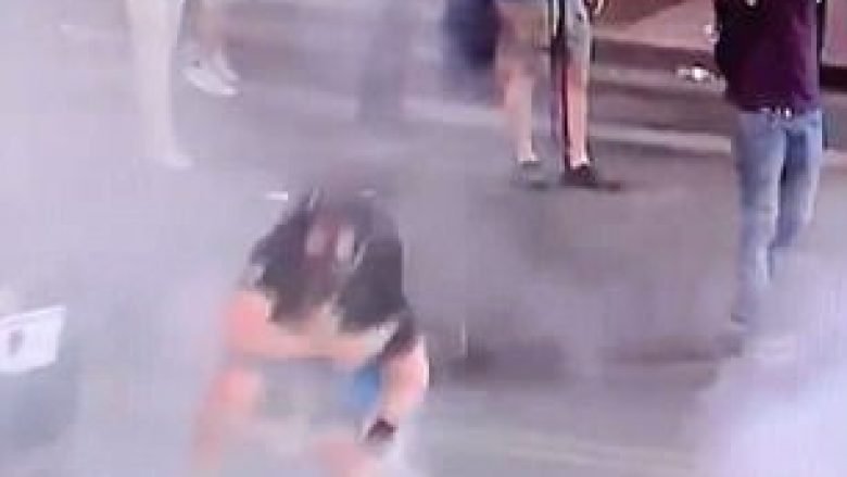 Protestuesi hedh bombolën e gazit lotsjellës në drejtim të policisë, ata i kundërpërgjigjen duke e goditur me plumb gome (Foto/Video, +16)