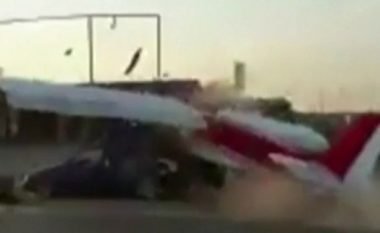 Ndodh edhe kjo: Piloti tenton të ulë aeroplanin në rrugë, përplaset me një veturë (Video)