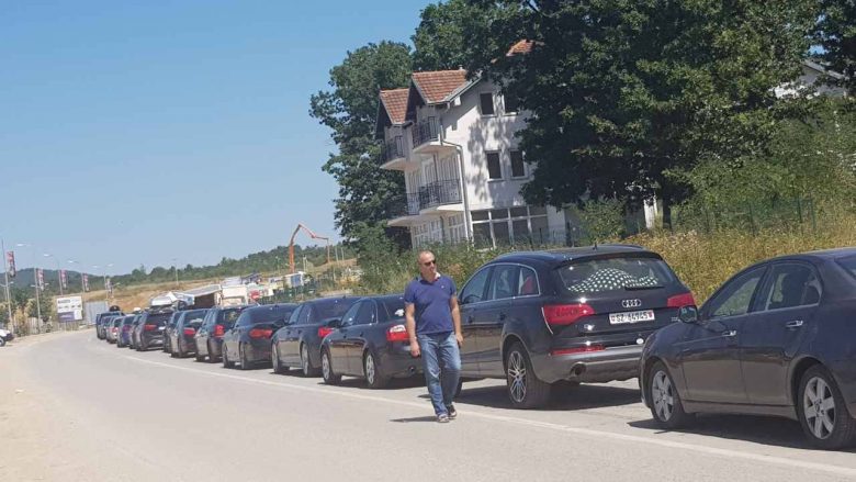 Kolona të gjata në Merdare, deri në katër orë pritje (Foto)