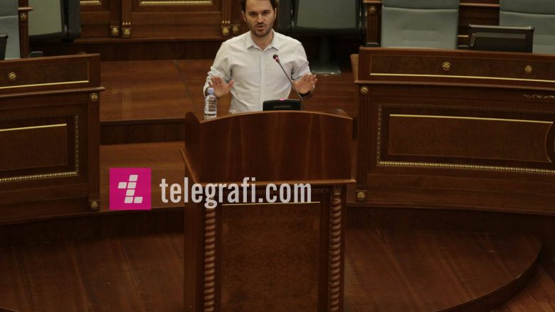 Krasniqi: Haradinaj i gatshëm t’i bie në gjunj kriminelit ordiner Ukë Rugova