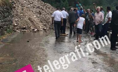 Pas rrëshqitjes së dheut, lirohet rruga në Rugovë të Pejës (Foto)