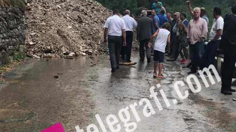 Pas rrëshqitjes së dheut, lirohet rruga në Rugovë të Pejës (Foto)