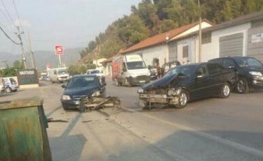 Aksident në Elbasan, dy makina përplasen ‘kokë më kokë’, tre të lënduar (Foto)