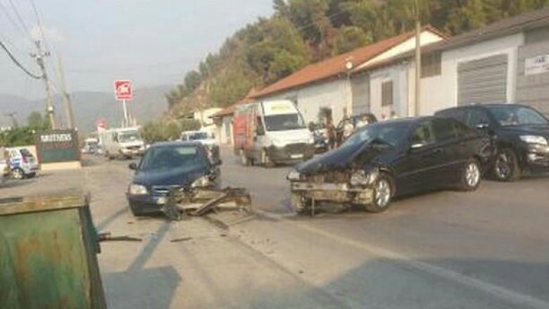 Aksident në Elbasan, dy makina përplasen ‘kokë më kokë’, tre të lënduar (Foto)