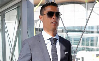 Ronaldo me shokë nisen për në Shkup (Foto)