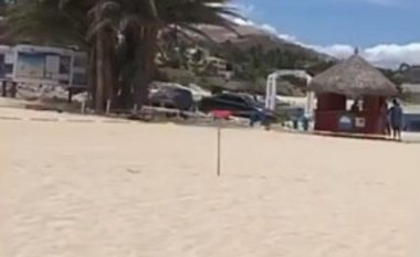 Momenti kur persona të armatosur fillojnë të shtien me armë në drejtim të pushuesve në plazh (Foto/Video, +18)