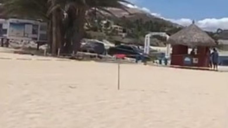 Momenti kur persona të armatosur fillojnë të shtien me armë në drejtim të pushuesve në plazh (Foto/Video, +18)