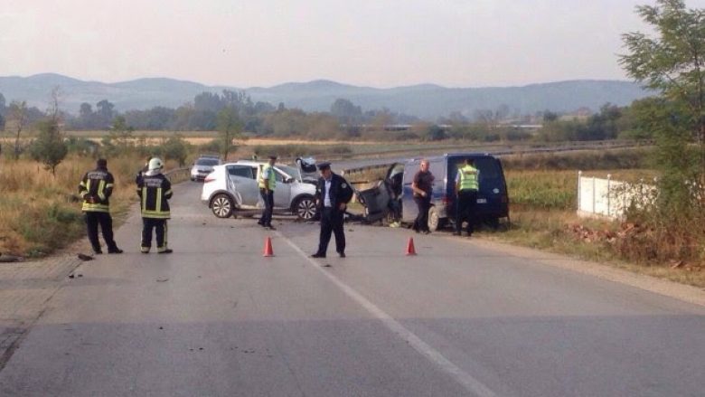 Një i vdekur e katër të lënduar rëndë në një aksident trafiku në Sibovc