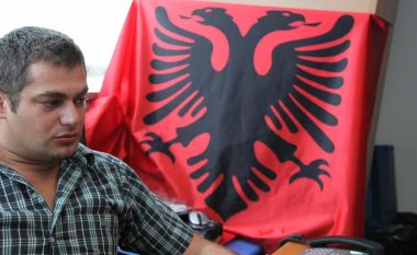 Andin Hoti: Albin Kurti kishte ikur nga flamuri kombëtar kur duhej ta mbronte