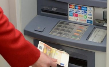 Tenton të depozitojë para fals në bankomat, arrestohet
