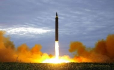 Koreja e Veriut paralajmëron hedhje të raketave të tjera në Paqësor