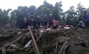 Kinë, nga rrëshqitja e tokës humbin jetën 23 persona