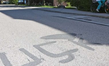 “UÇK” e shkruar mbi asfalt në mes të rrugës në Gjermani (Foto)