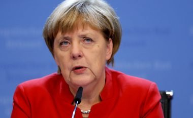Merkel: Të shpejtohet procesi i futjes në përdorim të veturave elektrike