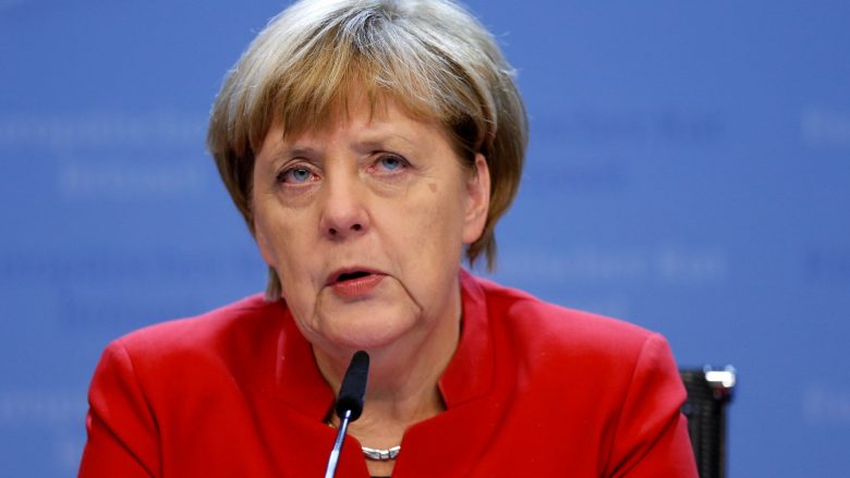 Merkel: Të shpejtohet procesi i futjes në përdorim të veturave elektrike