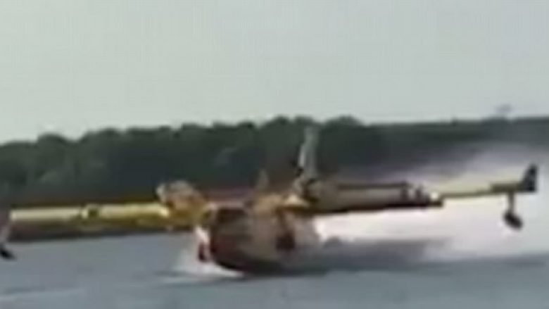 Aeroplani i lehtë u përplas për barkën që ndodhej në lumë (Video)