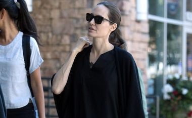 Angelina Jolie fotografohet gjatë një daljeje me fëmijët, ndërsa nuk kishte vënë makijazh (Foto)